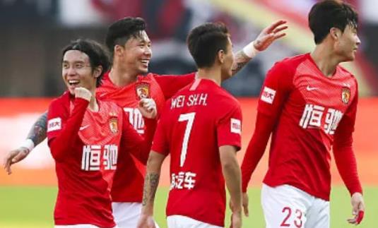 意甲国际米兰补时争议点球绝杀尤文，终结对手五连胜登顶引热议